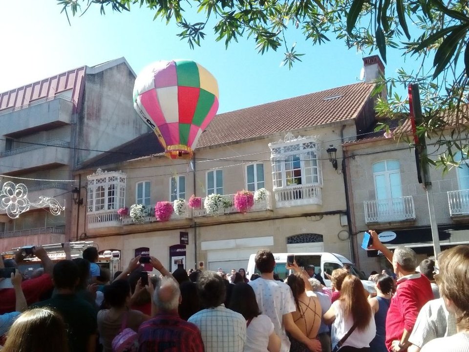 Uno de los globos lanzandos ayer elevándose ante la mirada de niños y adultos.