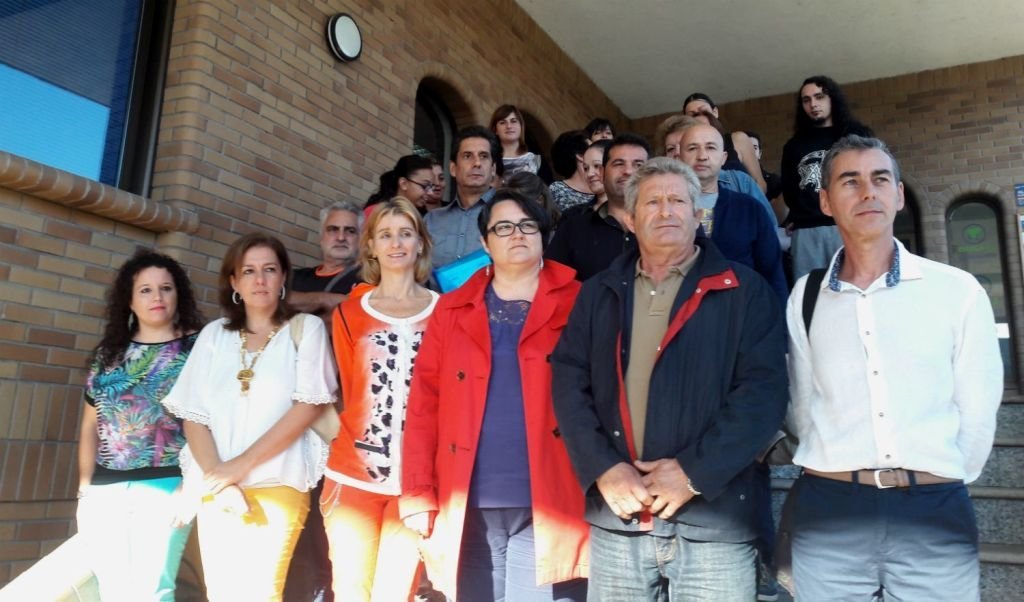 Yolanda Lesmes y Soledad Girón (centro de la foto), ayer en Torneiros con los participantes.
