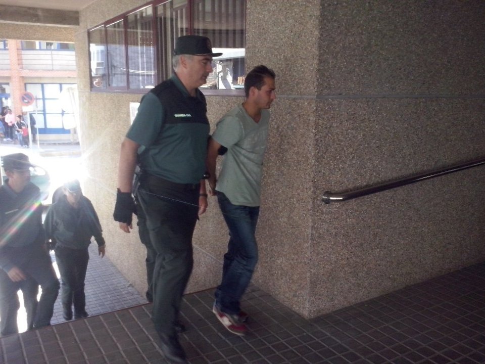 El detenido a la entrada del Juzgado de Instrucción de Xinzo.