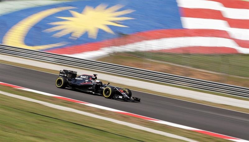 El piloto español de Fórmula Uno Fernando Alonso (McLaren Honda) conduce su monoplaza durante la primera sesión de entrenamientos libres del Gran Premio de Malasia