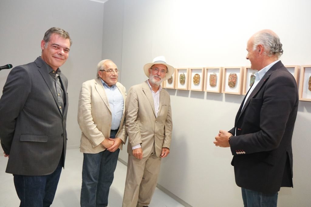 Silverio Rivas, a la derecha acompañado por el concejal de Cultura, Cayetano Rodríguez y el comisario de la muestra, Javier Buján.