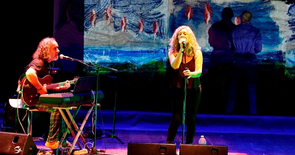 Teo Cardalda y María Monsonís, interpretando uno de los temas del concierto.