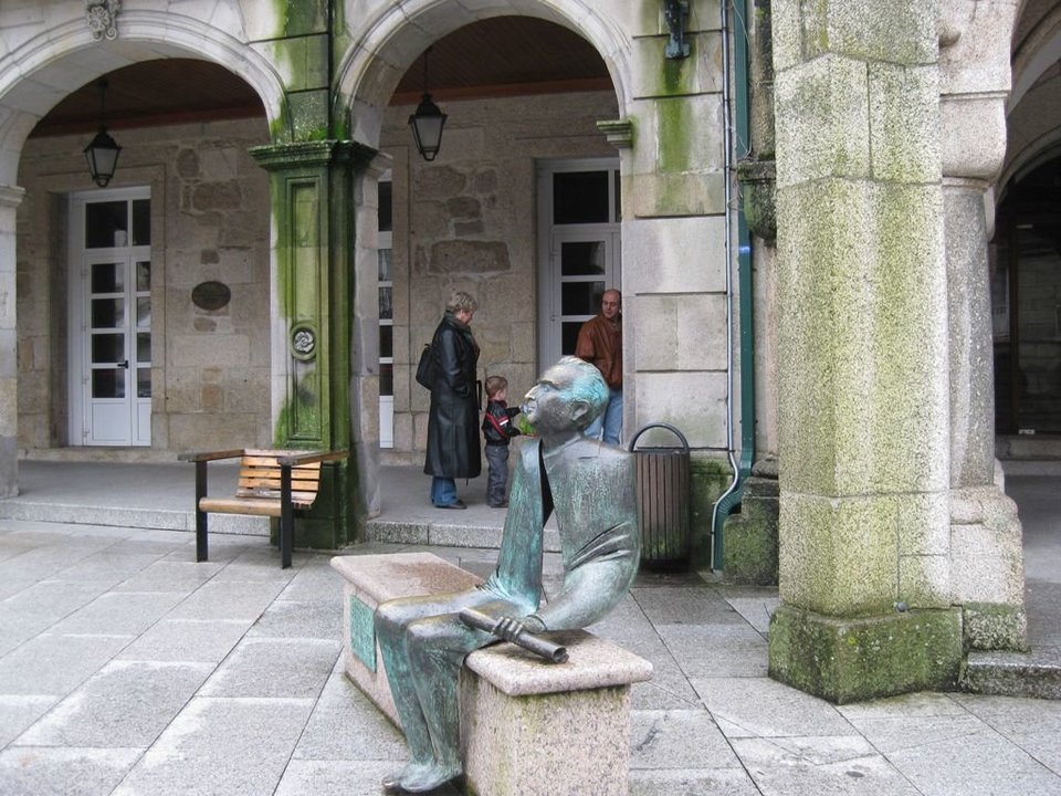 La estatua de Antonio Palacios situada a las puertas del consistorio porriñés, obra suya.