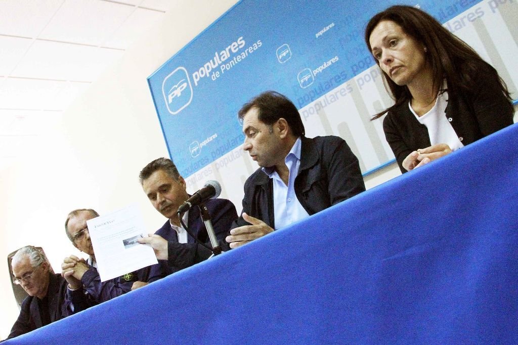 Jesús Cao, Alberto Novoa, Andrés Sampedro, Salvador G. Solla y Belén Villar, ayer en la sede el PP.
