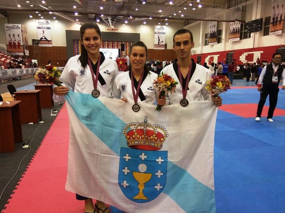 Los tres medallistas vigueses en el Mundial de Perú.