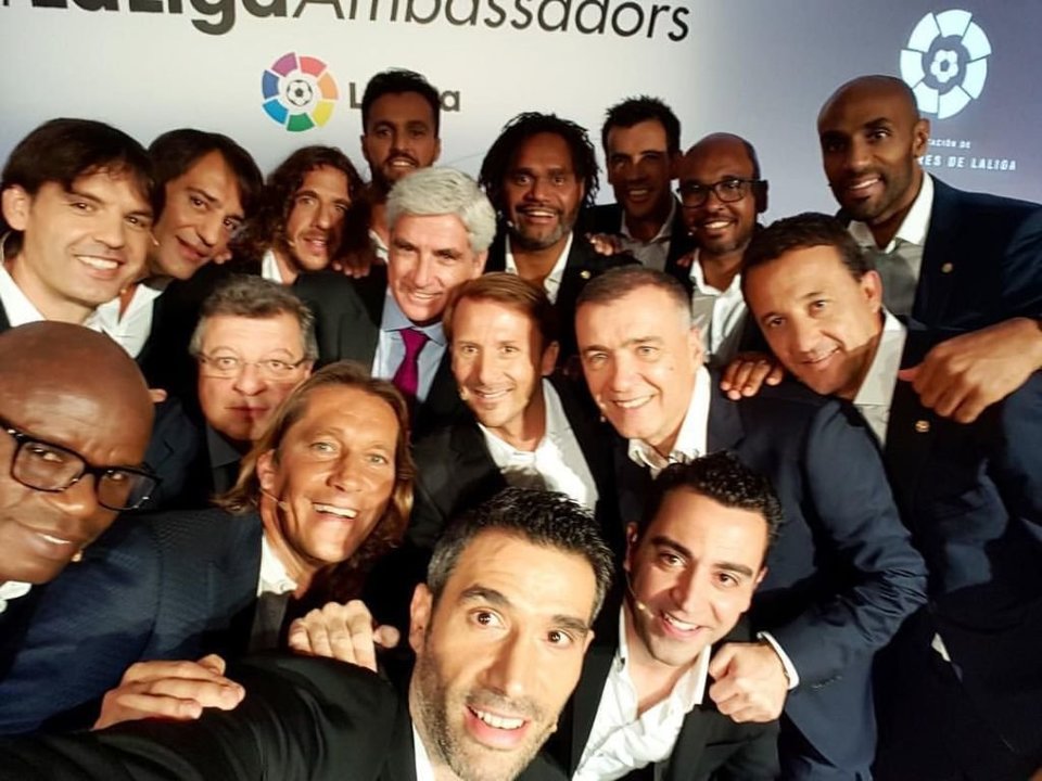 Míchel Salgado posa para una foto junto a varios embajadores.