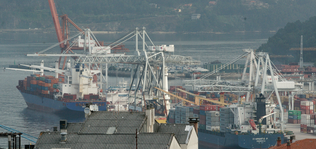 Actividad de carga y descarga de contenedores, incluyendo el &#34;feeder&#34; de Maersk, en la terminal de Guixar, con pescado congelado.