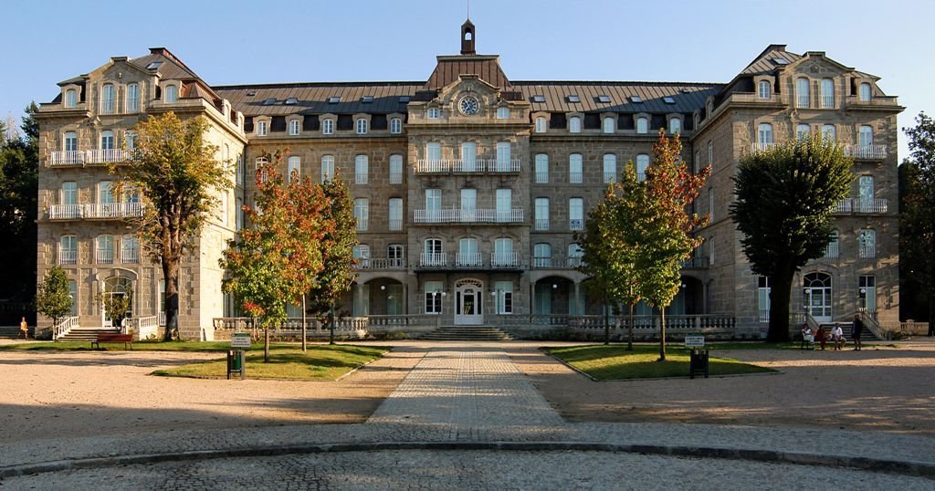 El imponente edificio del Gran Hotel Peinador de la Villa Termal de Mondariz.