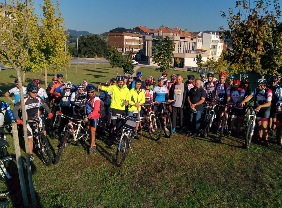 Los ciclistas, con los alcaldes de Vilaboa y Soutomaior, que les mostraron su apoyo.