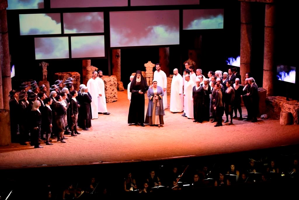 Un momento, ayer, de la ópera “Nabucco”, que introdujo elementos contemporáneos en su puesta en escena.