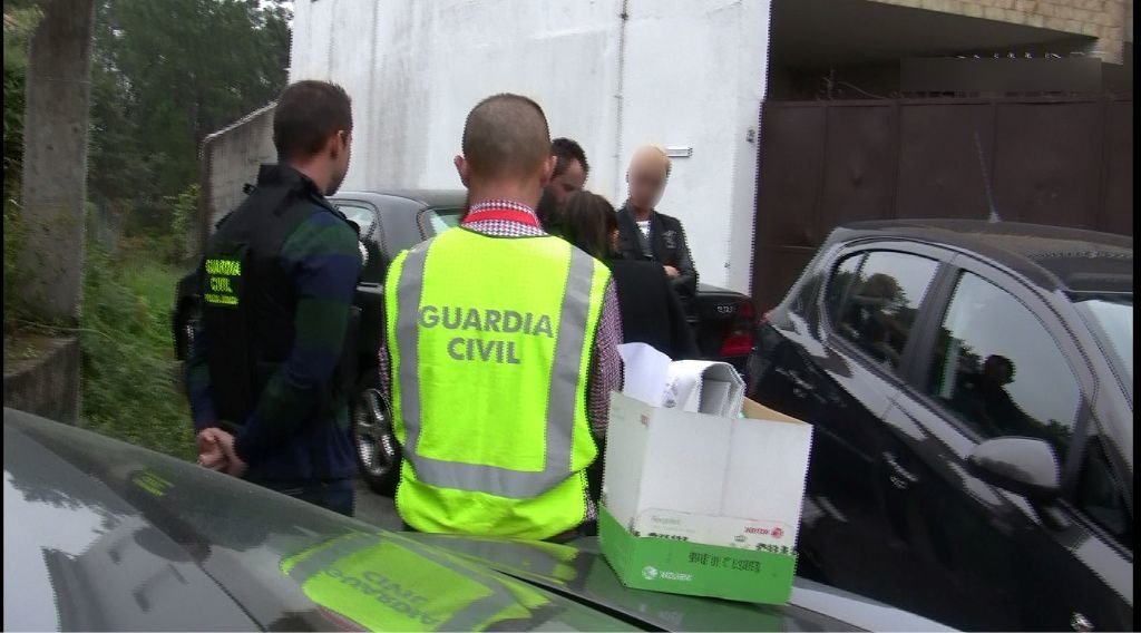 La Guardia Civil tras el registro efectuado en el domicilio del detenido.
