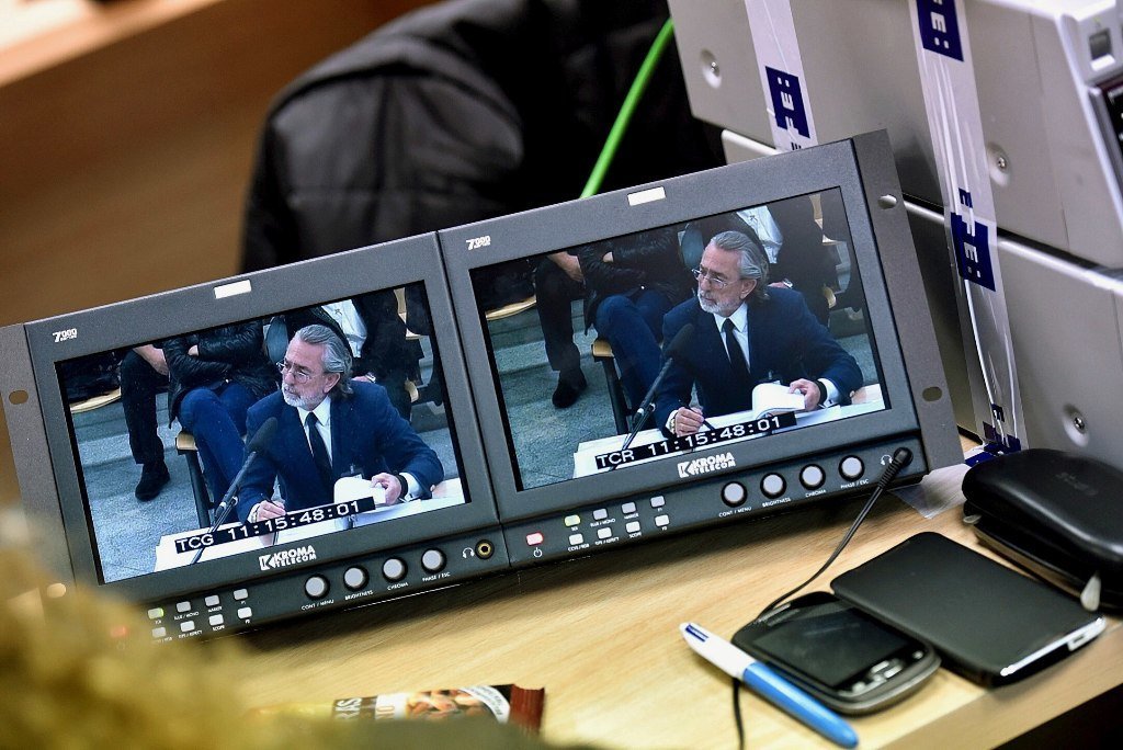 Correa, durante su declaración ante la Audiencia Nacional, en unos monitores de la sala de prensa.