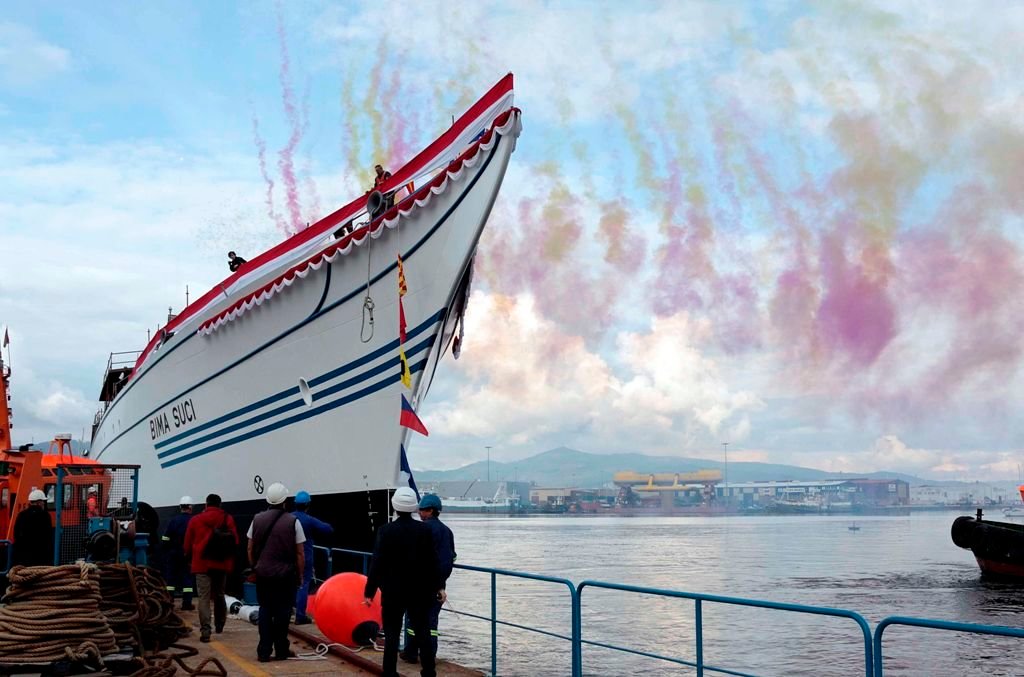 El buque acompañado de fuegos artificiales en el acto de botadura.