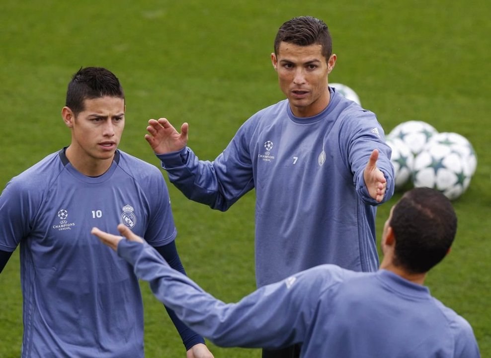 James Rodríguez y Cristiano Ronaldo, ayer, en el entrenamiento del Real Madrid.