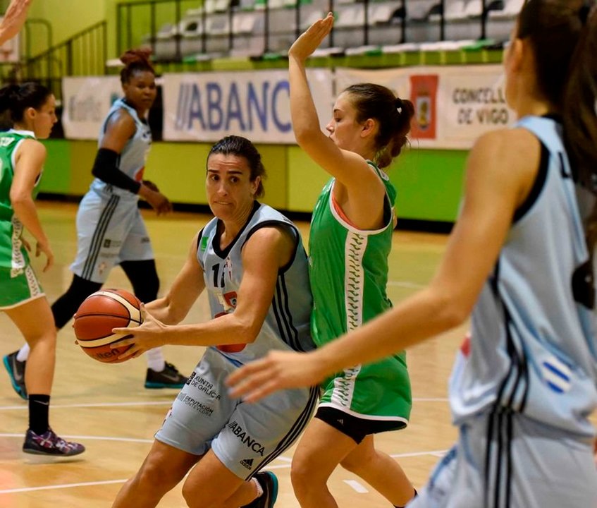 Ylenia Manzanares protege el balón en el partido contra Oviedo.