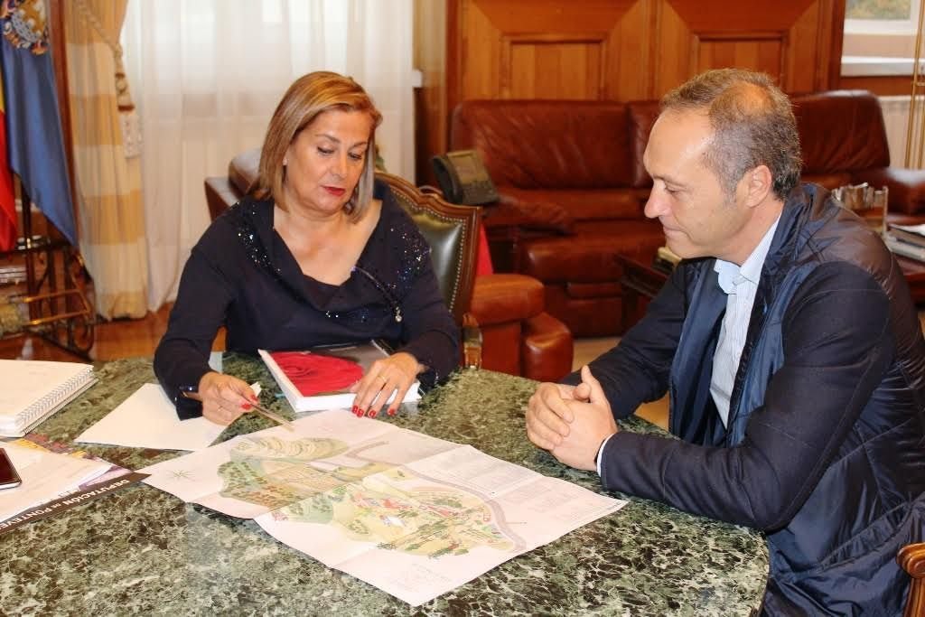 Carmela Silva, presidenta da Deputación, xunto a Agustín Reguera, alcalde de Soutomaior.