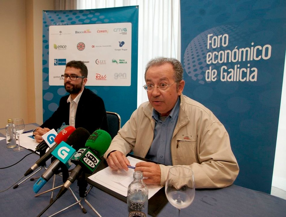 Xosé Henrique Vázquez, autor del informe, y Albino Prada del Foro Económico de Galicia.