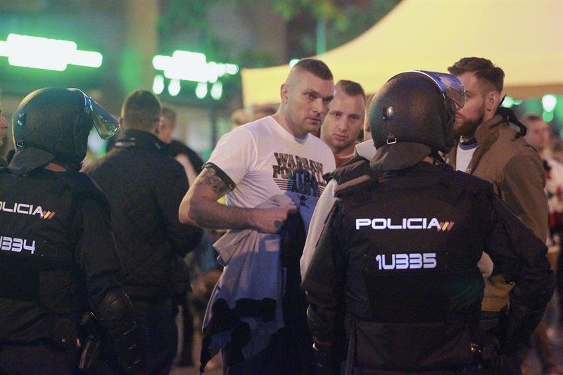 Aficionados del Legia de Varsovia se enfrentan a los agentes de la Policía Nacional