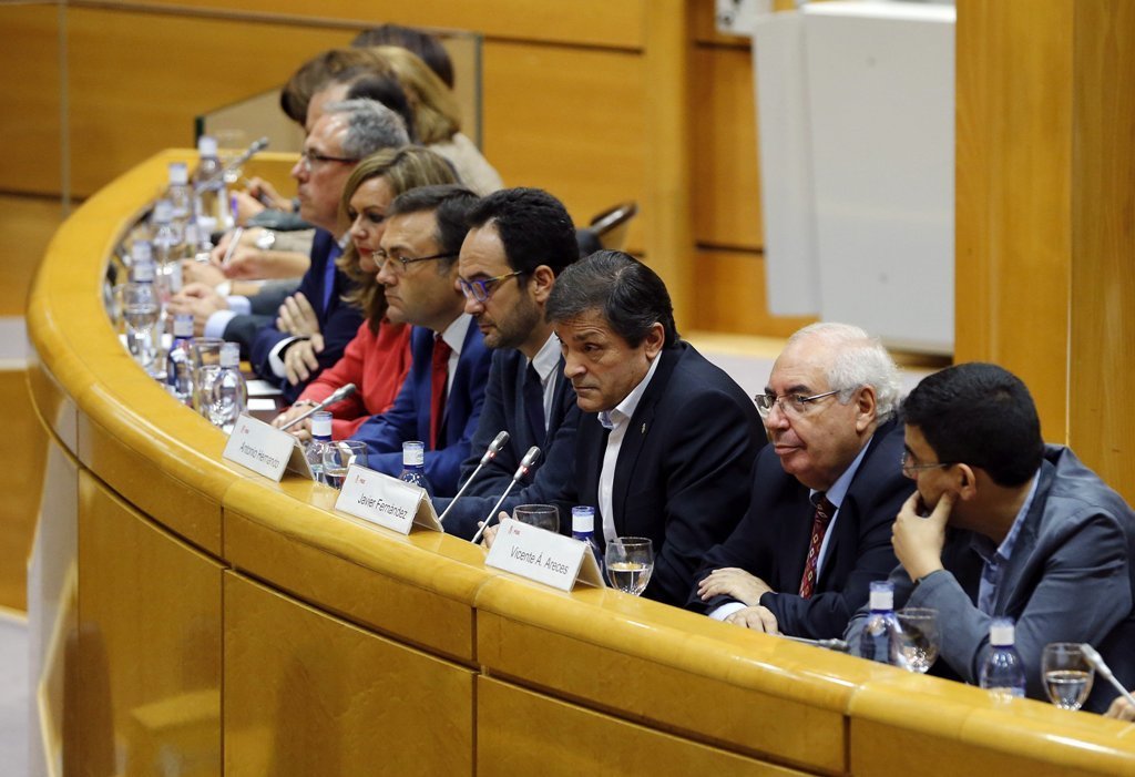 Javier Fernández, en el centro, durante la reunión del grupo parlamentario socialista.