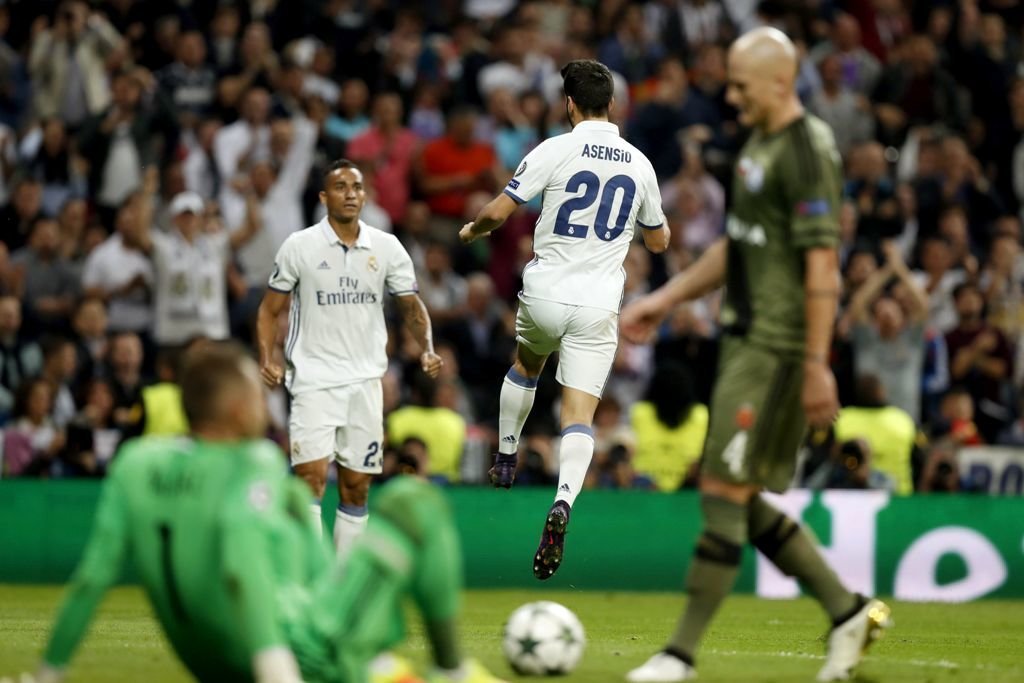 Danilo y Marco Asensio celebran el tercer gol del Real Madrid en el partido de ayer en el Bernabéu contra el Legia Varsovia.