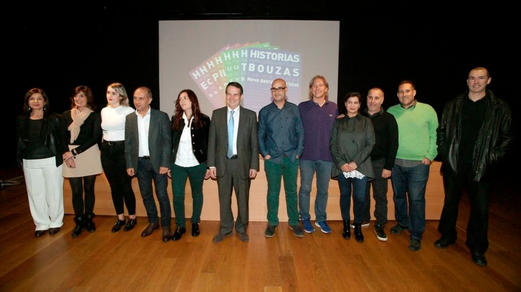 Los autores y autoras posaron en el marco con el alcalde Caballero y la concejala Uxía Blanco.