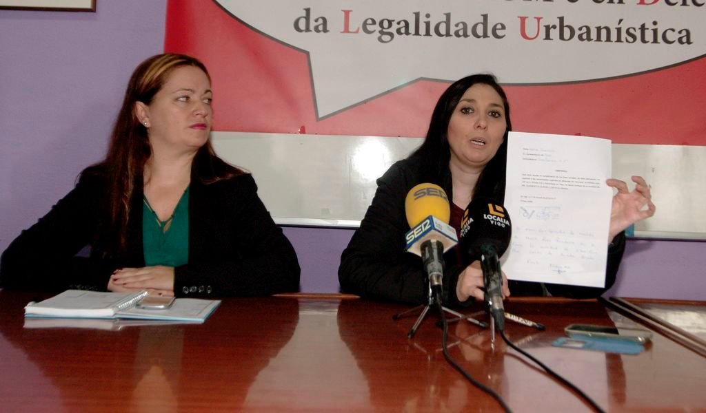 María Pérez y Nuria Rus mostrando el donativo anónimo de 1.400 euros que recibió.
