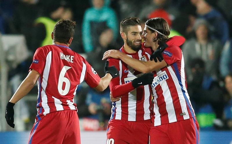 Los jugadores del Atlético de Madrid Koke (i), Yannick Carrasco (c) y Filipe Luis (d) celebran un gol ante el FK Rostov