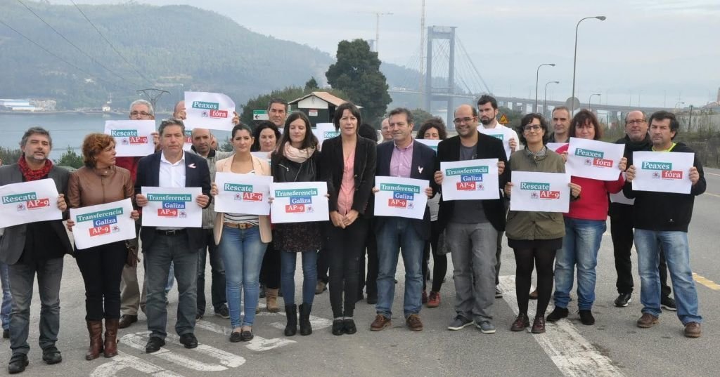 La portavoz del BNG, Ana Pontón, en el centro, ayer en Rande. Los alcaldes de Moaña y Pontevedra, a su derecha, también con la pancarta.