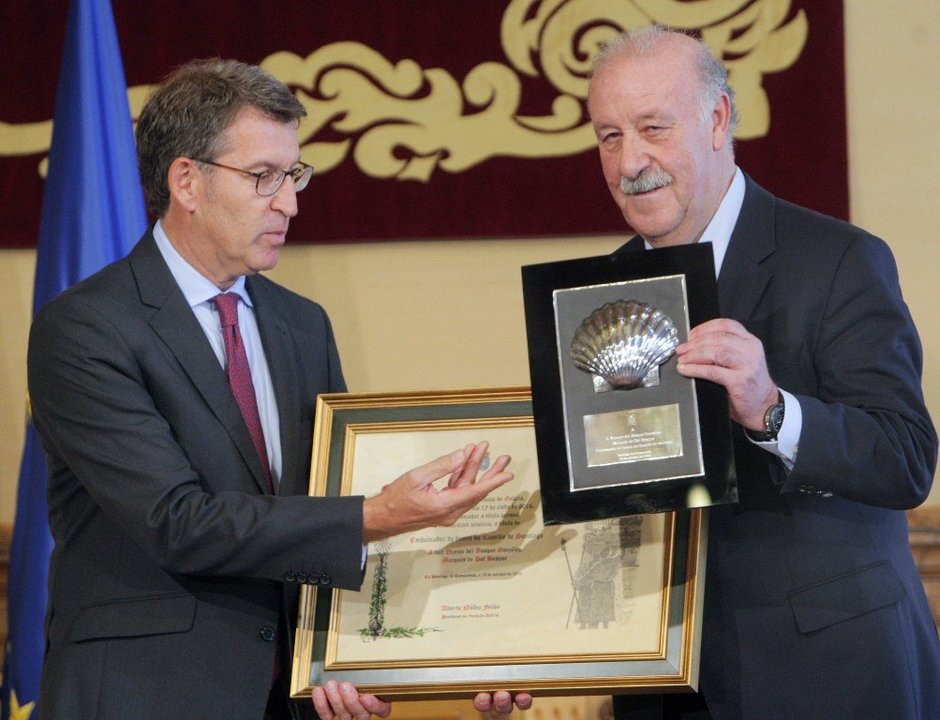 Alberto Núñez Feijóo hace entrega del título de embajador de honor del Camino de Santiago a Vicente del Bosque.