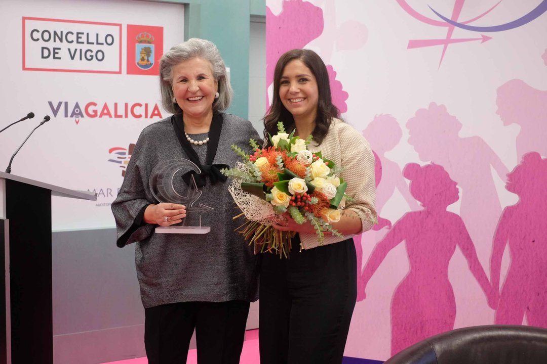 La viguesa Pili Carrera recibió el premio de manos de Susana Pérez.