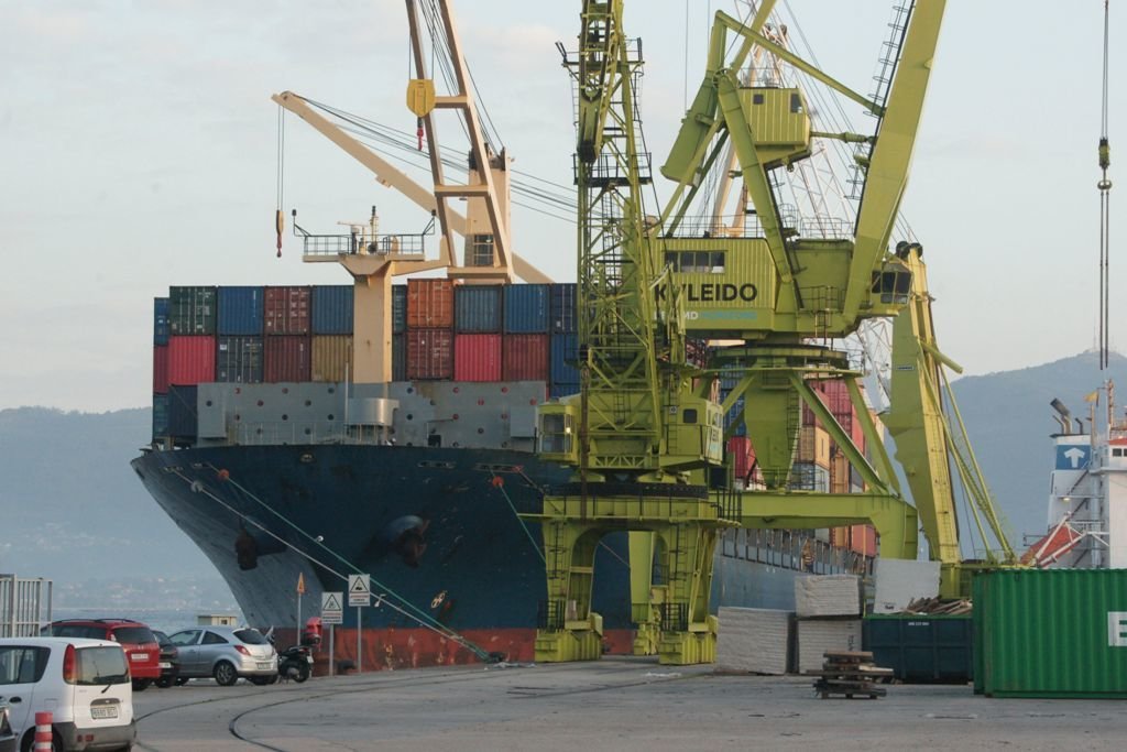 Descarga ayer de contenedores y mercancía general en los muelles comerciales de Vigo.