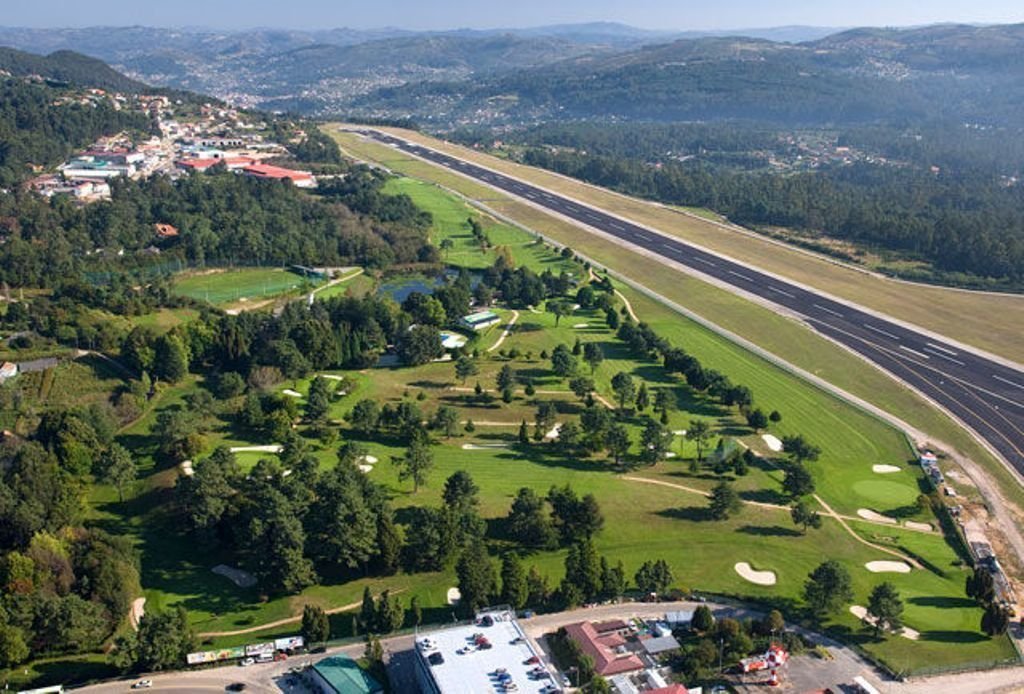 La sede central del Aero Club y su campo de golf, al lado de la pista del aeropuerto de Peinador.