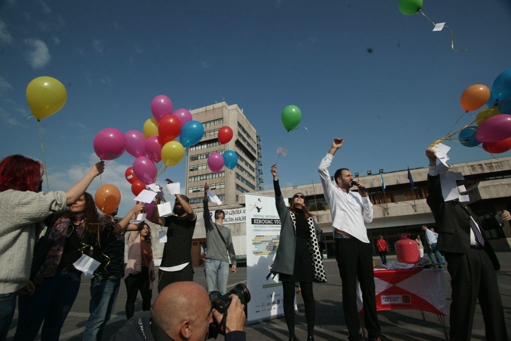 El alcalde, a la derecha, acompañó a los poetas en la suelta de globos con la que se inauguró oficialmente el festival Kerouac en la Praza do Rei