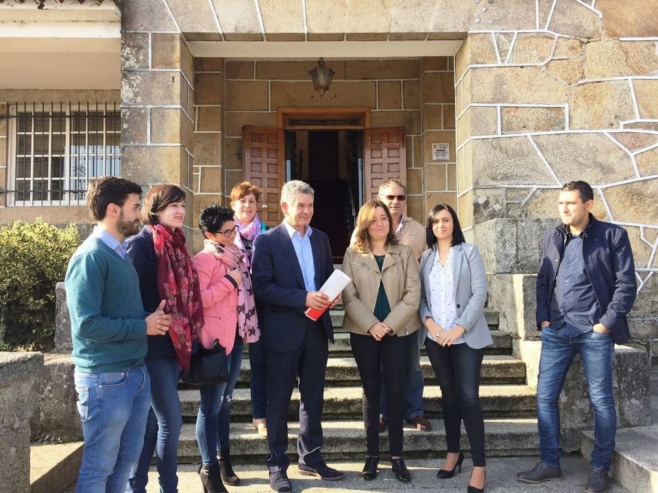 Santos Héctor ante la Casa do Concello con concejales y miembros del PSOE de Mos.