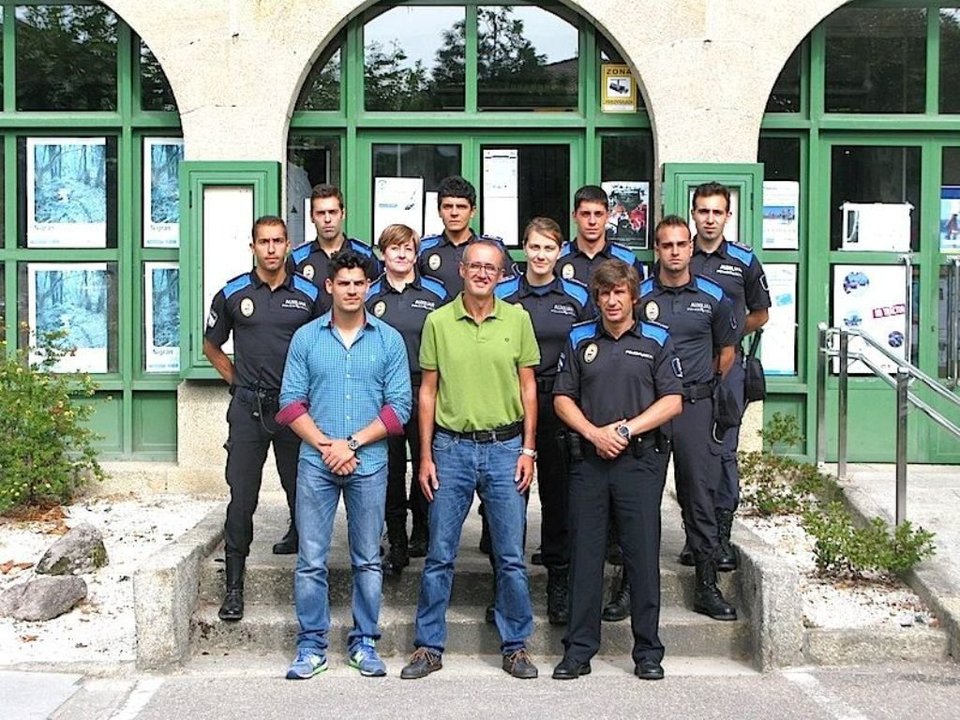 El alcalde, Juan González, con agentes de la Policía Local.