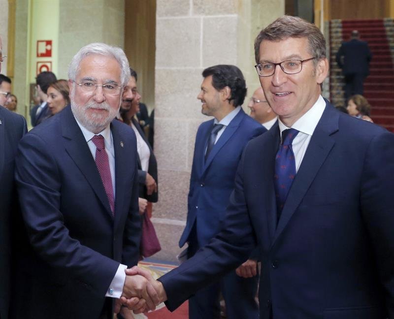 El presidente de la Xunta, Alberto Núñez Feijóo (d), felicita a Miguel Santalices Vieira