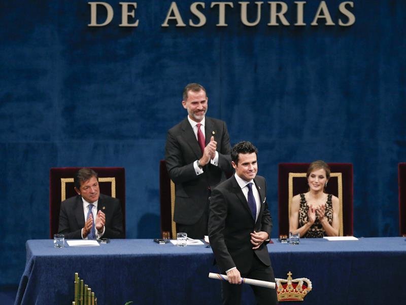El triatleta gallego Javier Gómez Noya, recibe de manos del rey Felipe VI el Premio Princesa de Asturias de los Deportes