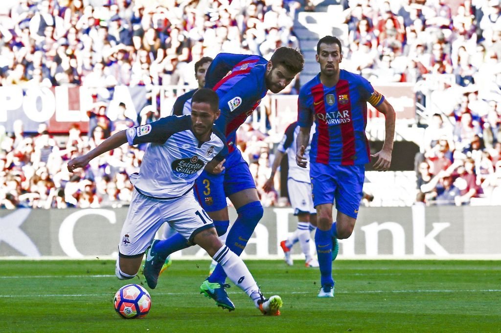 Andone protege el balón ante Piqué en el último partido del Deportivo.