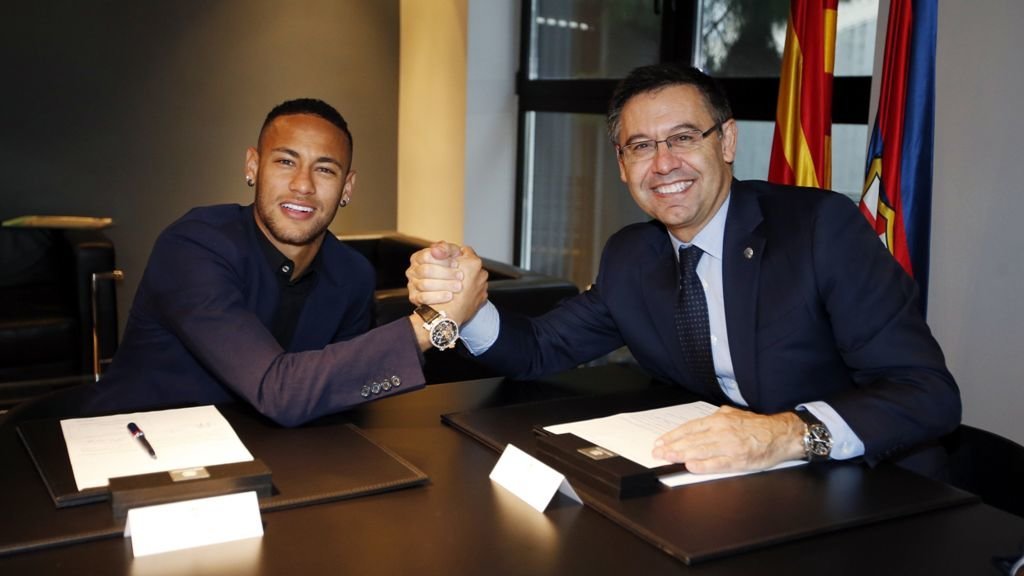 Neymar y Bartomeu se dan la mano tras la firma de la renovación del contrato del brasileño.