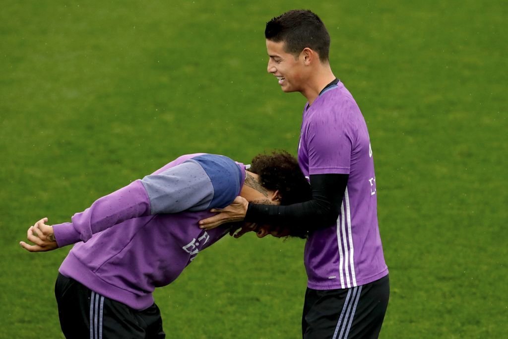 Marcelo y James Rodríguez bromean en el entrenamiento de ayer del Real Madrid.
