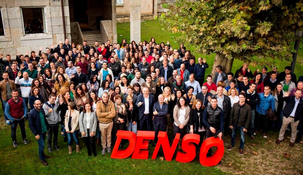 Foto de familia de los empleados de Denso en el pazo de San Roque.