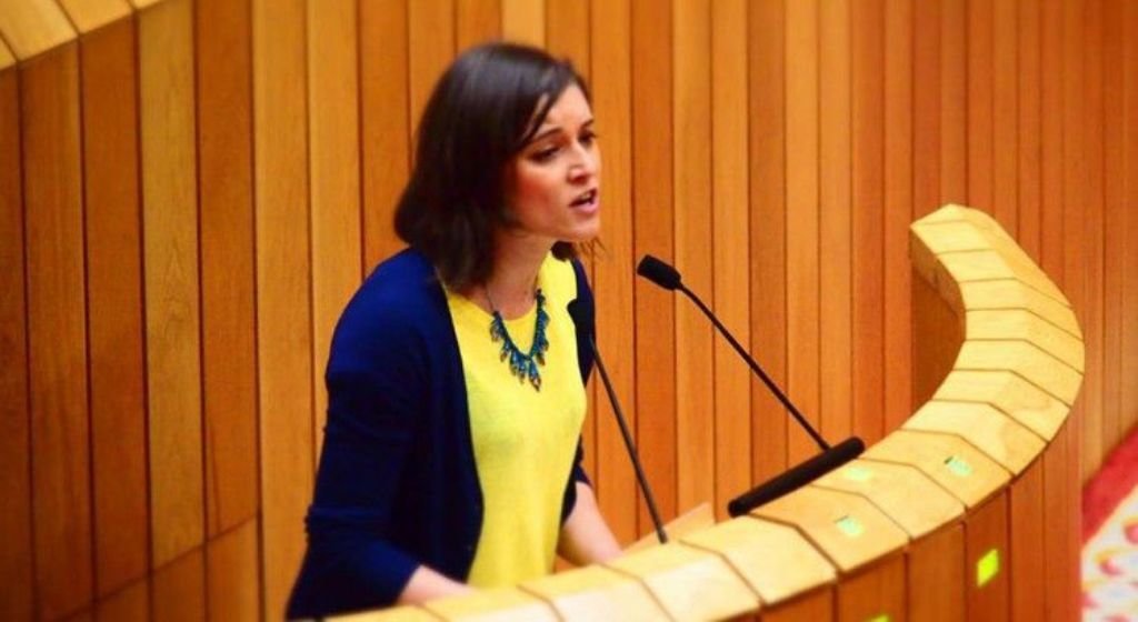 A viguesa Eva Solla durante unha intervención no Parlamento de Galicia.