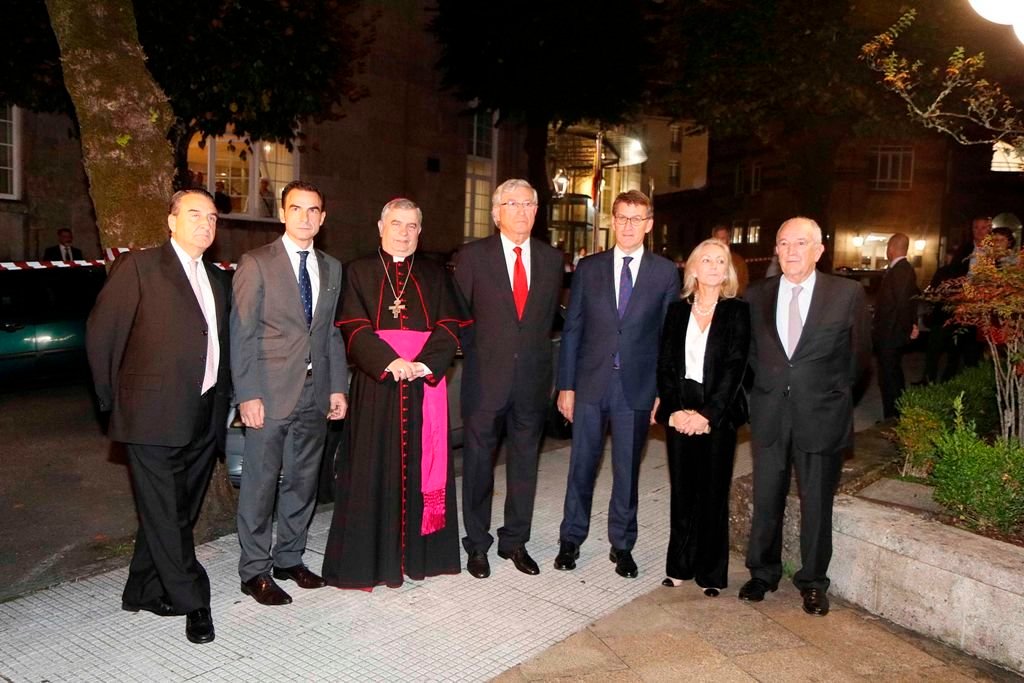 Foto de grupo con Feijóo, Lorenzo, Rial y Solano, entre otros.