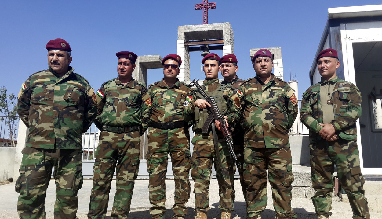 Tropas cristianas de la Guardia Sahel Ninive, frente a la Iglesia de Sultán al Salam, en Erbil.
