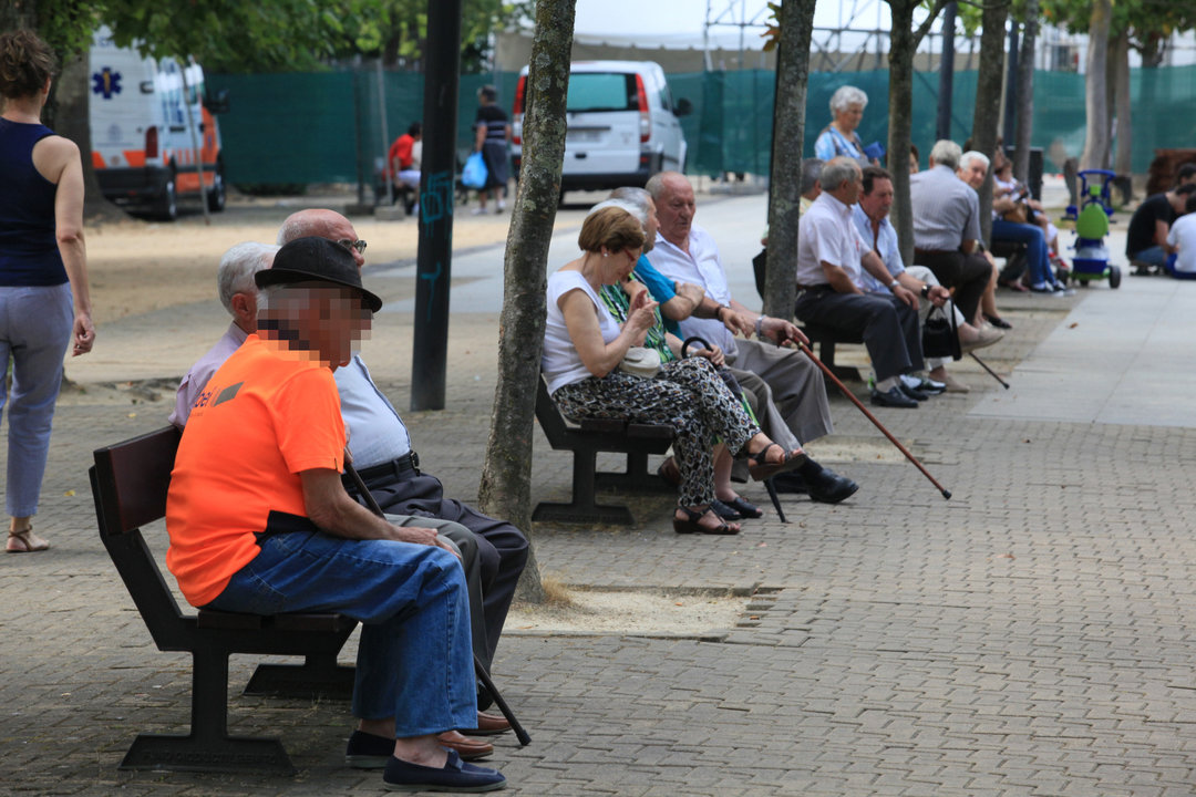 Un grupo de pensionistas ocupan parte de su tiempo libre en un parque.