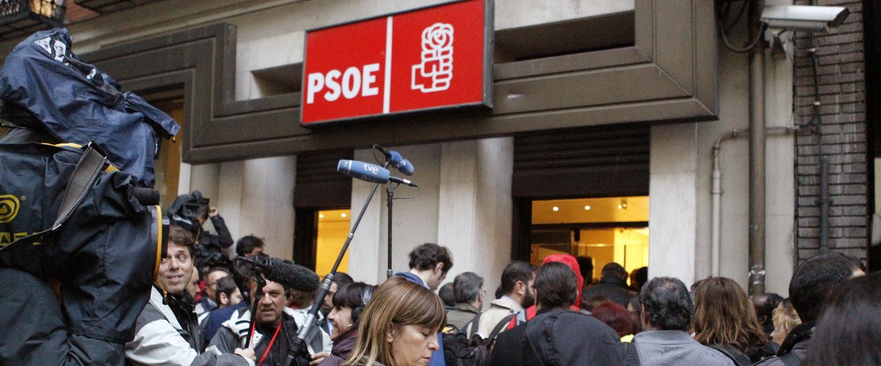 Numerosos medios de comunicación han acudido hoy a la sede del PSOE
