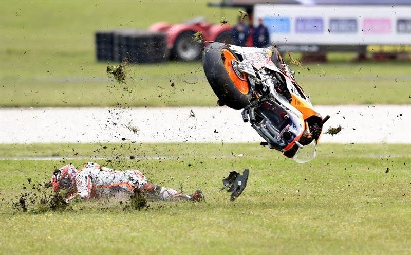 La moto de Márquez sale despedida tras la caída del piloto.