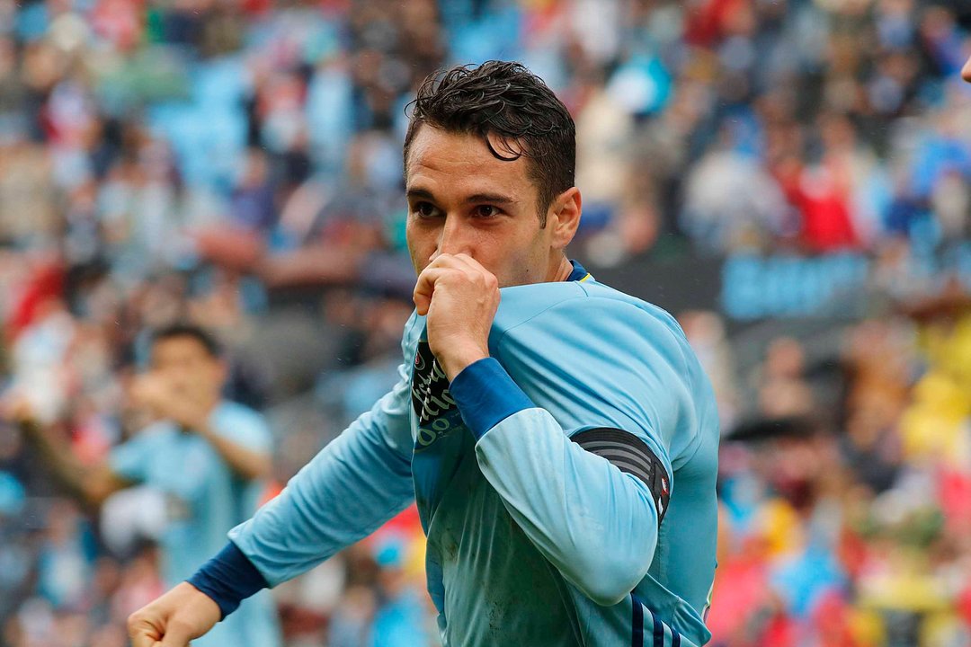 Hugo Mallo besa el escudo de su camiseta tras marcar su gol.