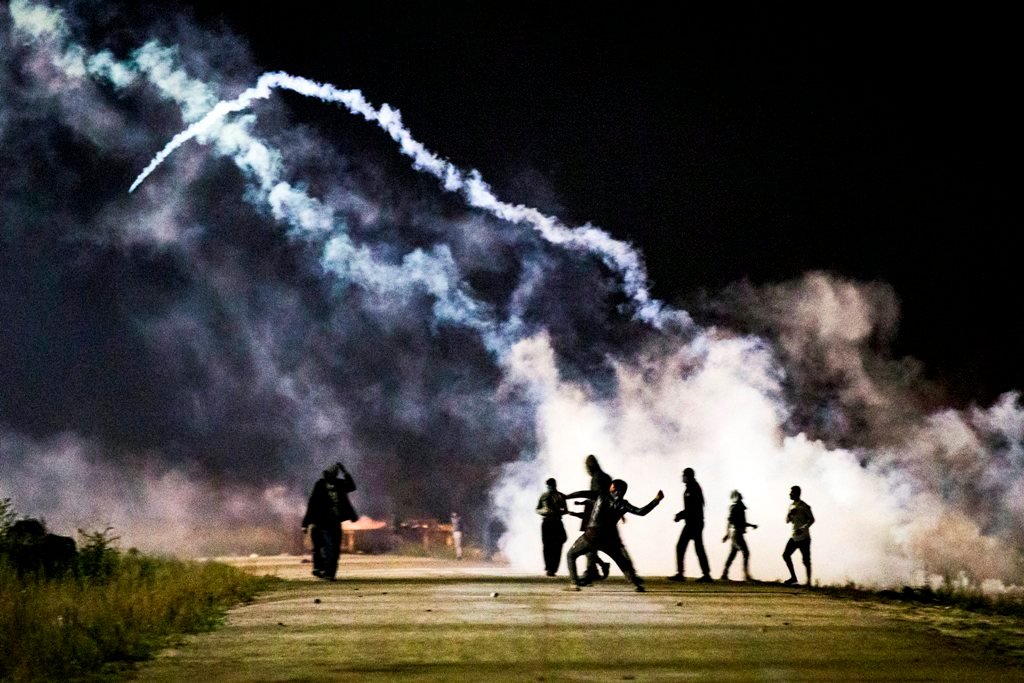 Enfrentamientos entre la Policía y los inmigrantes, con lanzamiento de gases lacrimógenos.