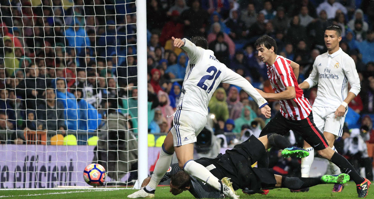 Morata marca el gol que dio la victoria y el liderato al Real Madrid anoche en el Santiago Bernabéu.